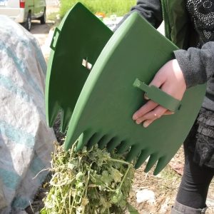 2pcs Large Leaf Scoops for Garden & Yard - Durable Plastic Rakes for Easy Leaf Collection